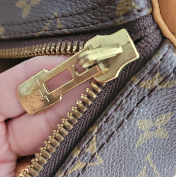 Louis Vuitton Monogram Keepall 55 Boston Travel Hand Bag. Watch Video!! - Picture 9 of 16